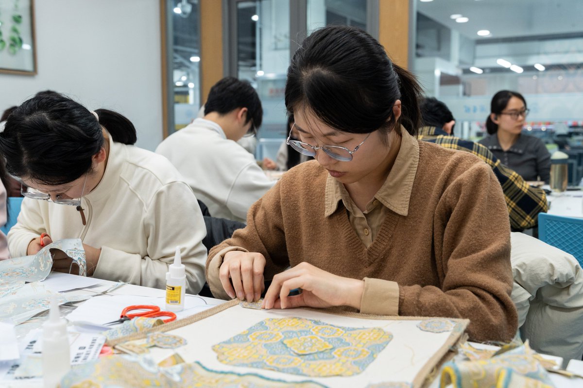 HIT_1920's tweet photo. Ancient Song brocade (Songjin) took center stage at HIT's #ICH workshop!

Students watched plain #silk turn into delicate woven patterns and made their own small brocade works. This timeless #craft finds new life in young hands at #HIT. https://t.co/s351nMJDUj