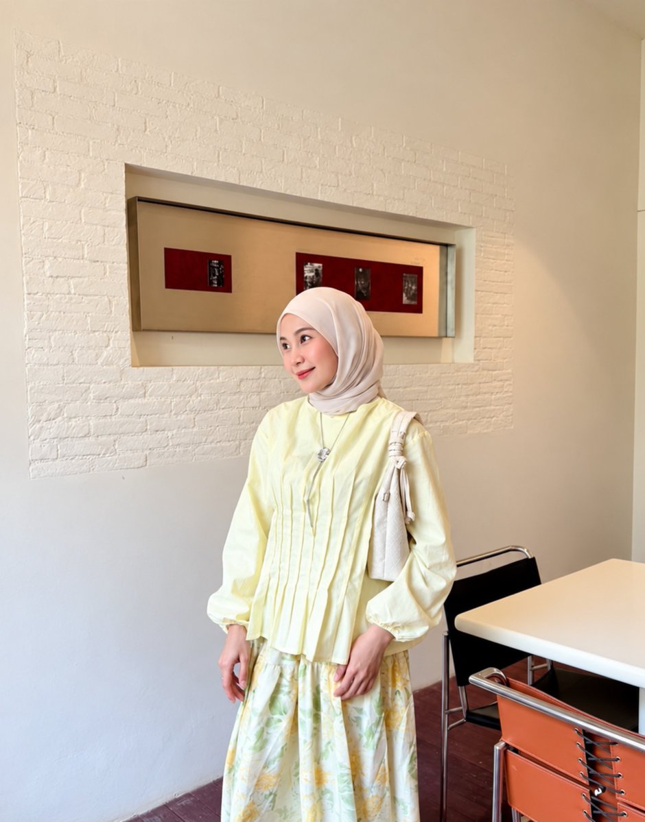 rianni2024's tweet photo. kalau blouse-nya udah semanis ini, tinggal tambah jeans 🤍

Aster Blouse dari LOCAPOLA punya detail lipit dan potongan peplum yang bikin outfit simpel tetap menarik ✨ https://t.co/OWmPDERT6I