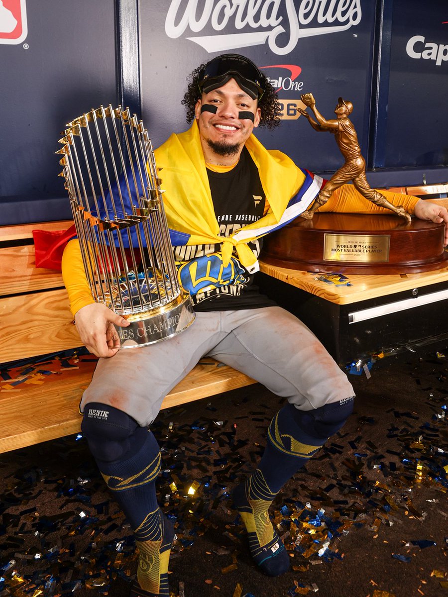MLBJapan's tweet photo. 🏆戦い抜いた選手たちがトロフィーと記念撮影！
#ブルワーズ 選手たちの最高の笑顔をご覧ください😊

#2026ワールドシリーズ https://t.co/lnVEbjkay1