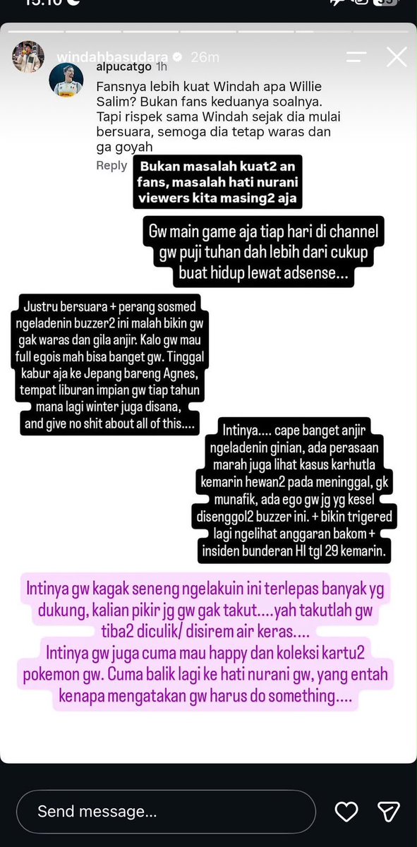 LambeSahamjja's tweet photo. windah mengaku ada rasa takut waktu speak up call out RA DAN WS tapi ada panggilan dari hati nuraninya 

jadi gini guys, windah membalas pertanyaan netizen yang nanya fansnya lebih kuat windah atau willie salim, dan bilang respek ke windah karena berani bersuara, semoga tetap waras dan gak goyah

windah menjawab, ini bukan soal kuat-kuatan fans, tapi soal hati nurani viewers masing-masing. dia bilang kalau cuma main game tiap hari dan memuji tuhan di channelnya, itu sudah lebih dari cukup buat hidup lewat adsense

dia ngaku justru bersuara dan perang sosmed melawan buzzer bikin dia gak waras. katanya kalau mau egois, dia bisa saja kabur ke jepang bareng agnes, tempat liburan impiannya tiap tahun, apalagi lagi musim dingin, dan tidak peduli semua ini

alasan dia tetap bersuara: capek banget meladeni begini, tapi ada rasa marah melihat kasus karhutla dengan hewan-hewan yang mati, dan dia merasa gak munafik. ada juga ego yang kesal disenggol buzzer, plus kesal melihat anggaran bakom dan insiden bundaran hi tanggal 29 kemarin

dia jujur dia gak seneng melakukan ini walau banyak yang mendukung, dan dia juga takut tiba-tiba dicul1k atau disiram 4ir keras. dia sebenarnya cuma mau happy dan koleksi kartu pokemon, tapi hati nuraninya terus bilang dia harus melakukan sesuatu

nah menurut kalian guys, influencer yang memilih bersuara walau takut ini patut didukung, atau itu pilihan pribadi dan jangan dibebani ekspektasi?