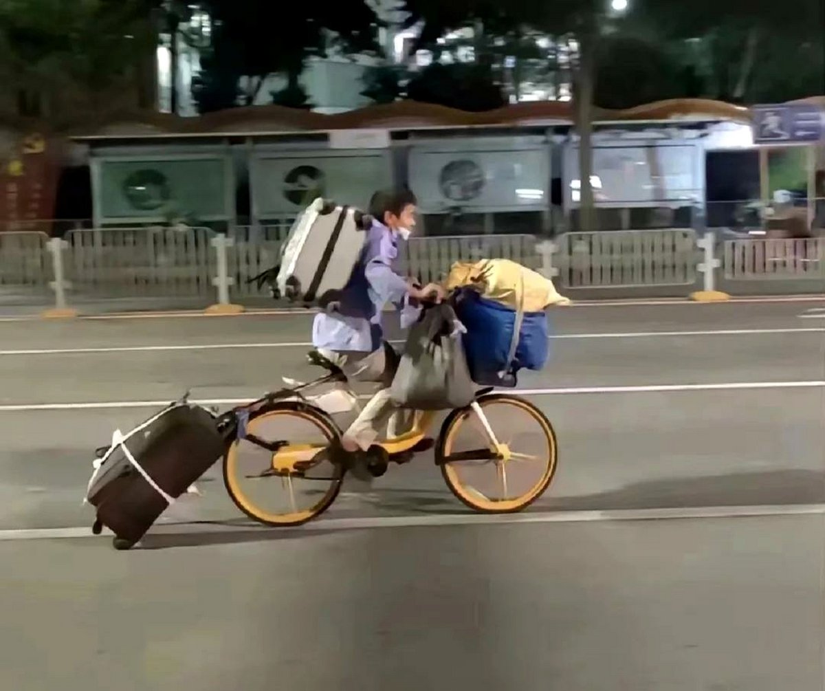 _____nyos09's tweet photo. 荷物を驮って急ぐ自転車が、カッと車に撞いてしまった。周りが一瞬、物の动きの阂になって、いつもの嘎やかな通りが静まり返った。 https://t.co/DCOmuzOVe6