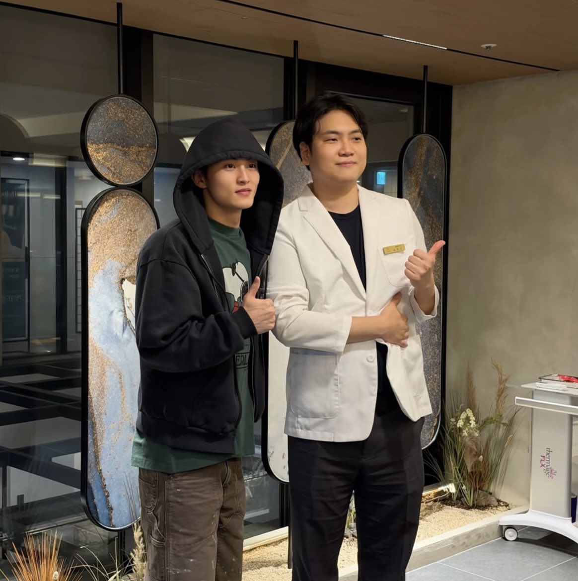 __99MK__'s tweet photo. 261030 
@ / petit_korea インスタ update🥼

江南のUHCELL CLINICにマークが訪れたみたい！

📝「ただかっこいいだけでなく、とても優しく親しみやすいんです🥹💖とても親しみやすく、笑顔が何よりも素敵で話し方もとても優しく丁寧です !!! こんな完璧な人ってどうなの ??? 😭😭😭」 https://t.co/aFSrMehWki
