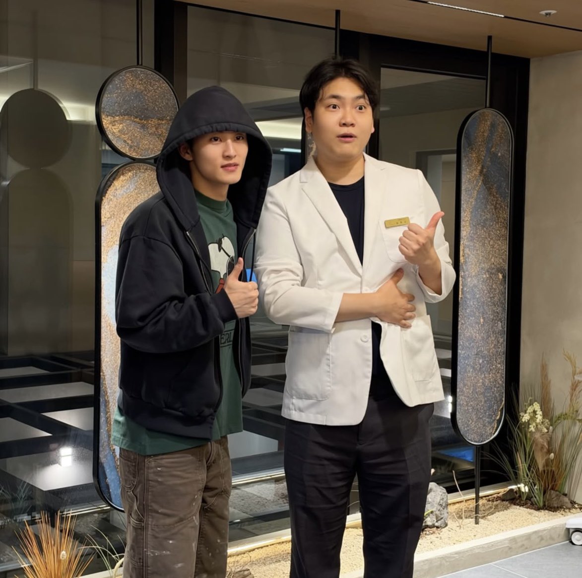__99MK__'s tweet photo. 261030 
@ / petit_korea インスタ update🥼

江南のUHCELL CLINICにマークが訪れたみたい！

📝「ただかっこいいだけでなく、とても優しく親しみやすいんです🥹💖とても親しみやすく、笑顔が何よりも素敵で話し方もとても優しく丁寧です !!! こんな完璧な人ってどうなの ??? 😭😭😭」 https://t.co/aFSrMehWki