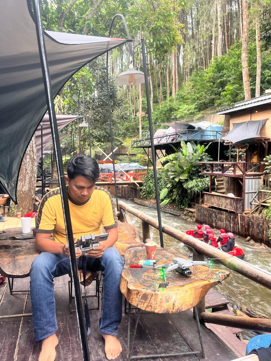 romiebrama's tweet photo. Ngeri banget mau terbangin dron di tengah hutan https://t.co/ySKNXm9lBR