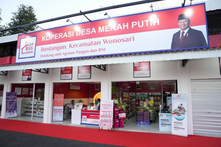 LambeSahamjja's tweet photo. SAH KOPDES BAKAL MELAYANI PASIEN BPJS

jadi gini guys, menkes budi gunadi sadikin memastikan klinik kesehatan di gerai kopdes merah putih bisa melayani peserta bpjs kesehatan. disampaikan di jakarta utara, jumat 30 oktober 2026

kutipannya kurang lebih, betul, sama seperti semua klinik swasta yang bisa pakai bpjs juga. ini menjawab keraguan soal isu bpjs dihapus dan diganti klinik kopdes yang sempat beredar

klinik kopdes memakai skema bisnis seperti klinik swasta. kemenkes sudah menjalankan beberapa pilot project untuk melihat model bisnisnya. menkes juga bilang pembahasan soal klinik dan apotek di kopdes masih berjalan, sebagai salah satu unit bisnis koperasi selain logistik dan perdagangan

latarnya, pada agustus 2026 prabowo bilang di setiap gerai kopdes akan ada klinik yang melayani kesehatan jarak jauh. kutipannya kurang lebih, tidak boleh lagi ibu kehilangan nyawa karena rumah sakit terlalu jauh, dan tidak boleh lagi ayah menjual seluruh hartanya karena harus berobat ke kota besar

ini mirip dengan berita menkes yang kita bahas sebelumnya, tapi di sini ditekankan soal bpjs-nya

nah menurut kalian guys, klinik di kopdes yang bisa pakai bpjs ini bikin akses kesehatan desa lebih dekat, atau tetap bergantung pada kesiapan tenaga medis dan alatnya?