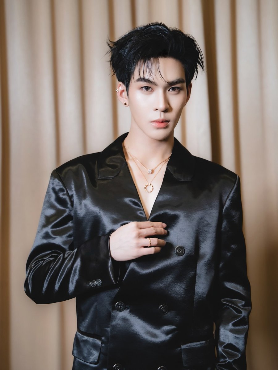 EverydaynewsTH's tweet photo. CHAUMET เมซงเครื่องประดับชั้นสูงจากประเทศฝรั่งเศส ร่วมถ่ายทอดความสง่างามผ่านเครื่องประดับอันเป็นเอกลักษณ์ของเมซง ในงานประกาศรางวัล HOWE AWARDS 2026 เมื่อวันที่ 20 ตุลาคม 2026 สะท้อนเสน่ห์ของเครื่องประดับชั้นสูงที่ผสานมรดก ทางศิลปะและความประณีตแห่งงานฝีมือเข้ากับสไตล์ร่วมสมัยได้อย่างลงตัว
. 
"อู่อู๋–ธนภูมิ" เผยเสน่ห์ของการแต่งกายร่วมสมัยด้วยสร้อยคอสองเส้นที่สวมซ้อนกัน พร้อมต่างหู เอียร์คัฟ และแหวนจากคอลเลกชัน Bee de Chaumet

#EVERYDAYth #auautnp
#auauthanaphum #Chaumet