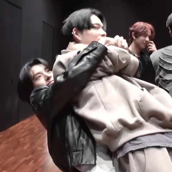 wayokyu's tweet photo. when jake used to hold ni-ki like a baby 🥹need them to recreate this again 😭 https://t.co/rAcDVJIogb