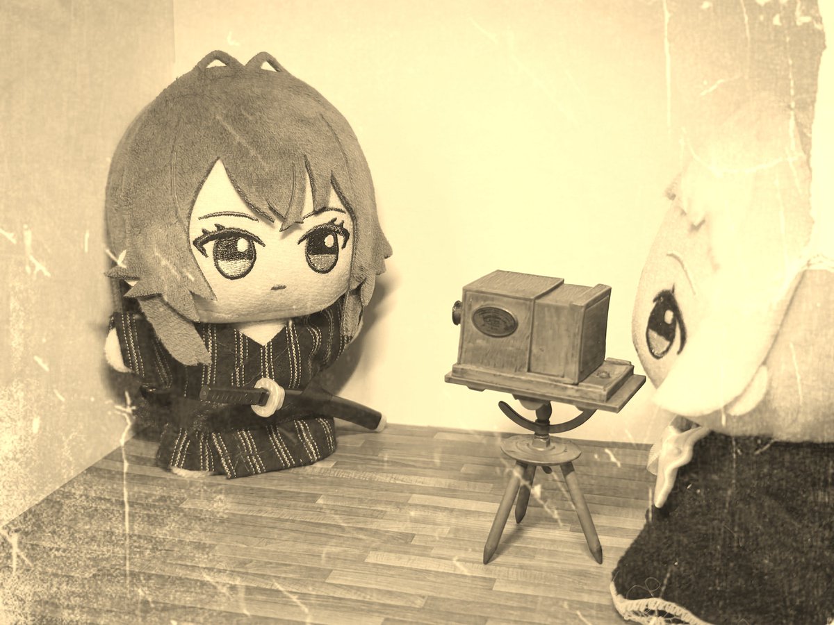 Han_202408's tweet photo. ・てまどんと写真

無類の写真好きであった手毬之助は、ことあるごとに友人のリーリヤを呼びつけ、自分の写真を撮ってもらっていた。
また、自ら撮影することも好きだったそうで、リーリヤから写真機を借りてはお気に入りの食べ物を撮影し、その写真をコレクションしていたという。

#てまどん https://t.co/vL1RnrMVKw