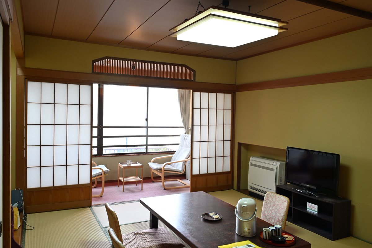 takedabishi8's tweet photo. 念願だった神奈川県藤沢市•江の島の「岩本楼本館」に投宿！明治初期の創業という老舗で、鎌倉時代から続く宿坊がルーツ。名物の「ローマ風呂」は1930年の建築。極上の空間美に見惚れました！

今夜はオーシャンビューの3階客室に宿泊。江の島を代表する老舗旅館、あまりにも素晴らしい雰囲気です！ https://t.co/Ar2N9xXYAG