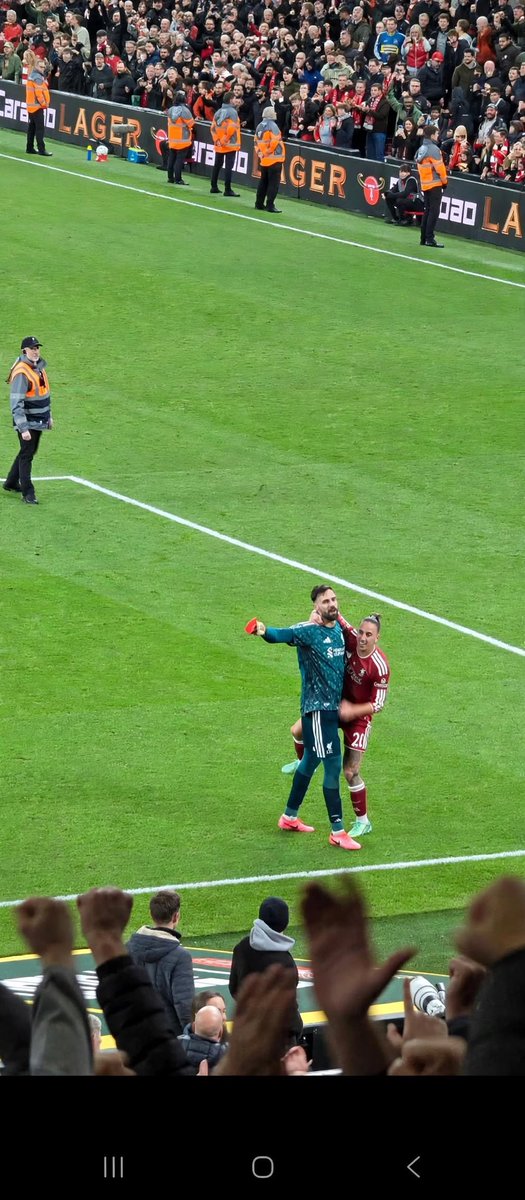 Succedervictor's tweet photo. 🚨🎙️ MAMARDASHVILI ON WHAT TSIMIKAS TOLD HIM AFTER SAVING THE PENALTY:

🎙️ Interviewer: Giorgi, what did Kostas Tsimikas tell you after you saved that penalty?

🎙️ Mamardashvili: “😂 Kostas came over to me and said, ‘Brother, you saved me!’

“We were laughing about it, but honestly, that's what being a team is all about. Sometimes one player needs another to step up in a difficult moment, and yesterday, I was happy I could do that for him.

🎙️ Interviewer: What was your response?

🎙️ Mamardashvili: “I just told him, ‘That's what teammates are for!’ We support each other through the good moments and the bad ones. That's what matters most.”