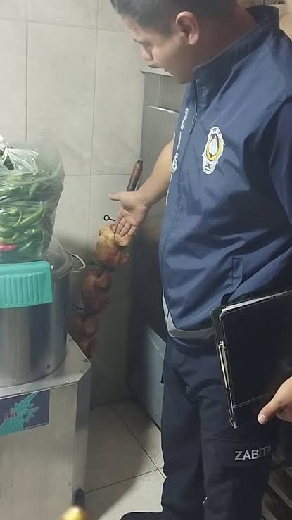 sokanturk's tweet photo. Hatay’ın Kırıkhan ilçesinde zabıta ekiplerinin bir restorana yaptığı denetimde, vatandaşlara satılmaya hazırlanan 15 kilogram bozuk, pişmiş ve çiğ tavuk ele geçirildi. 

(oda tv) https://t.co/3H0FlhwNkE