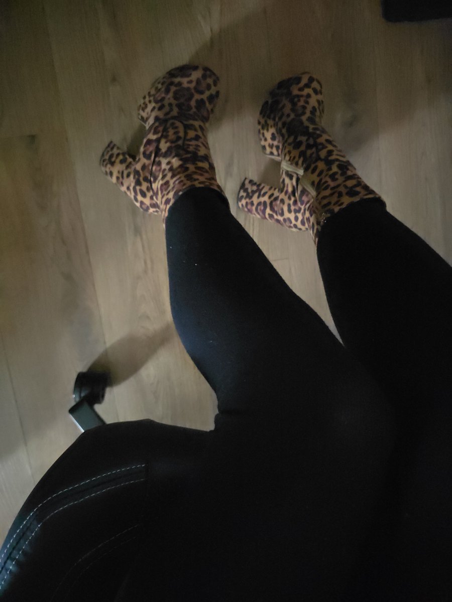 tommarc6699's tweet photo. Thigh highs and boots ❤️
#femboy #socks #thighhigh #boots #leopardprint #overtheknee https://t.co/KixrQRpurm
