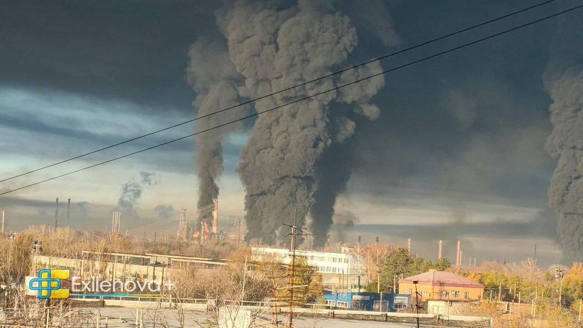 JayinKyiv's tweet photo. Likely a new record by Ukraine's Armed Forces in terms of multiple strikes on one Russian infrastructure target this morning at Russia's massive Novokuybyshevsk refinery, with 11(!) areas of the facility currently burning. https://t.co/X3qGyf4buh