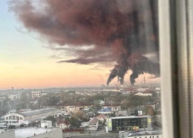 JayinKyiv's tweet photo. Likely a new record by Ukraine's Armed Forces in terms of multiple strikes on one Russian infrastructure target this morning at Russia's massive Novokuybyshevsk refinery, with 11(!) areas of the facility currently burning. https://t.co/X3qGyf4buh