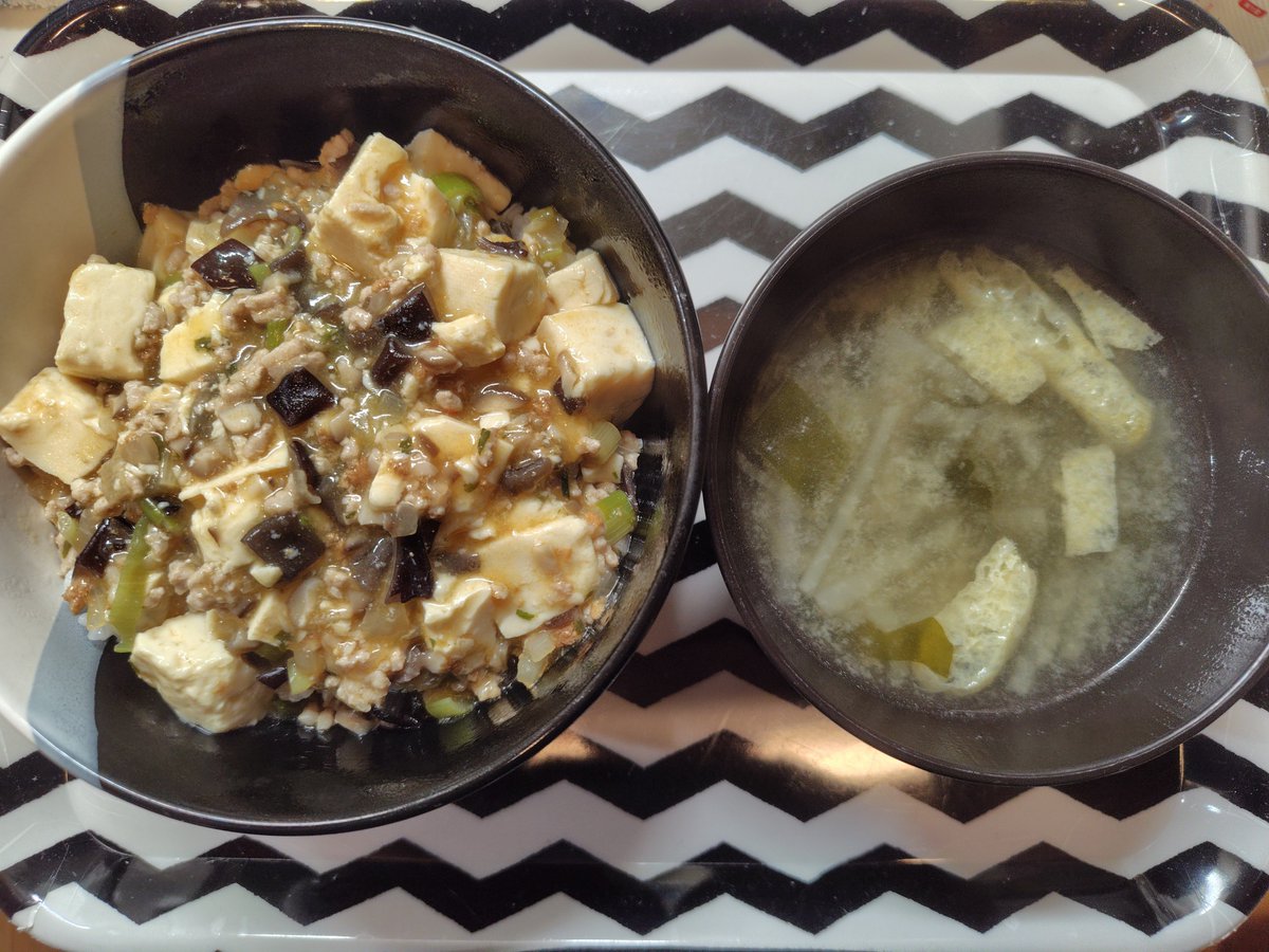 Sugar2525Sugar's tweet photo. 麻婆豆腐丼
大根わかめ油揚げの味噌汁

旦那が夜勤にて
丼で簡単に😌 https://t.co/tQsyS163sJ