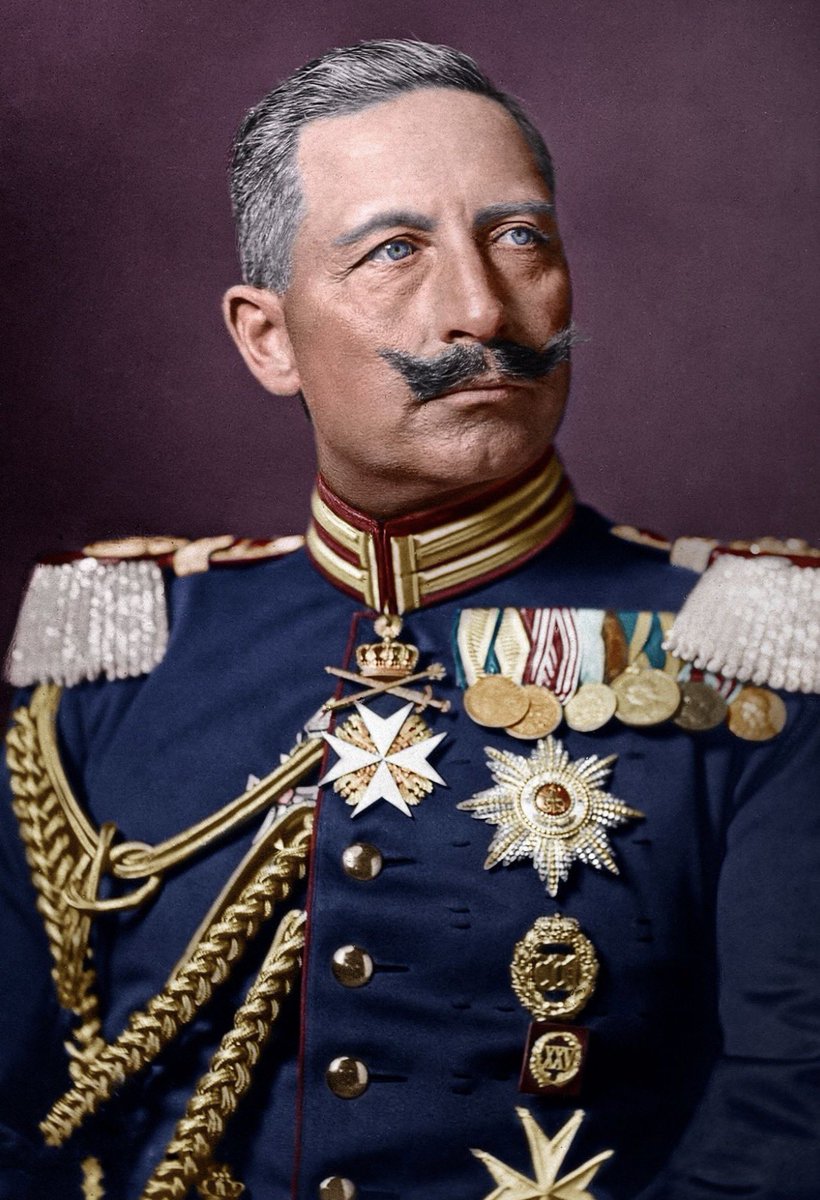 Georg_Pazderski's tweet photo. Ich muss noch einmal auf Steinmeiers einfältige, linke Geschichtsklitterung zum Kaiserreich, die er in China zum Besten gegeben hat, zurückkommen.

Was gerne über das Kaiserreich und Wilhelm II. verschwiegen wird:

◾️ Bildung als Fundament
Die Analphabetenquote sank auf beeindruckende 0,02 % (zum Vergleich: heute gelten etwa 12,1 % bzw. 6,2 Mio. als funktionale Analphabeten).

◾️ Exzellenzforschung
Unter seiner Schirmherrschaft wurde 1911 die Kaiser-Wilhelm-Gesellschaft gegründet – der direkte Vorläufer der heutigen Max-Planck-Gesellschaft. Das Ergebnis: Eine weltweite Spitzenstellung der deutschen Wissenschaft, die rund 45 Nobelpreise hervorbrachte.

◾️ Wirtschaftsmacht
Unter Wilhelm II. stieg Deutschland zur führenden Industrie- und Handelsnation Europas auf (weltweit Platz 2 hinter den USA), was den allgemeinen Wohlstand massiv anschob.

◾️Aufbau des modernsten Schienennetzes Europas
Verdopplung des Eisenbahnnetzes auf über 64.000 Kilometer (1914), das weltweit Maßstäbe setzte bei Verlässlichkeit und Effizienz.

◾️ Ausbau des ersten Sozial- und Arbeiterschutzsystems 
Neben den großen Sozialversicherungen veranlasste er umfassende Reformen zum Schutz der Arbeiter: Verbot von Kinderarbeit, Sonntagsruhe, Einschränkungen bei Frauennachtarbeit machten Deutschland im Arbeitsschutz zum internationalen Vorreiter.

◾️ Pionierarbeit im modernen Städtebau & Gesundheitsschutz
Durch die flächendeckende Einführung von Kanalisationen, zentralen Wasserwerken und elektrischem Nahverkehr verwandelte das Kaiserreich seine rasant wachsenden Großstädte in weltweite Musterbeispiele für Hygiene. 

Zusammen mit dem Ausbau des Krankenhauswesens und der Seuchenbekämpfung (u. a. durch Robert Koch) stieg die Lebenserwartung der Bevölkerung drastisch an.

Und nun, Herr Steinmeier?