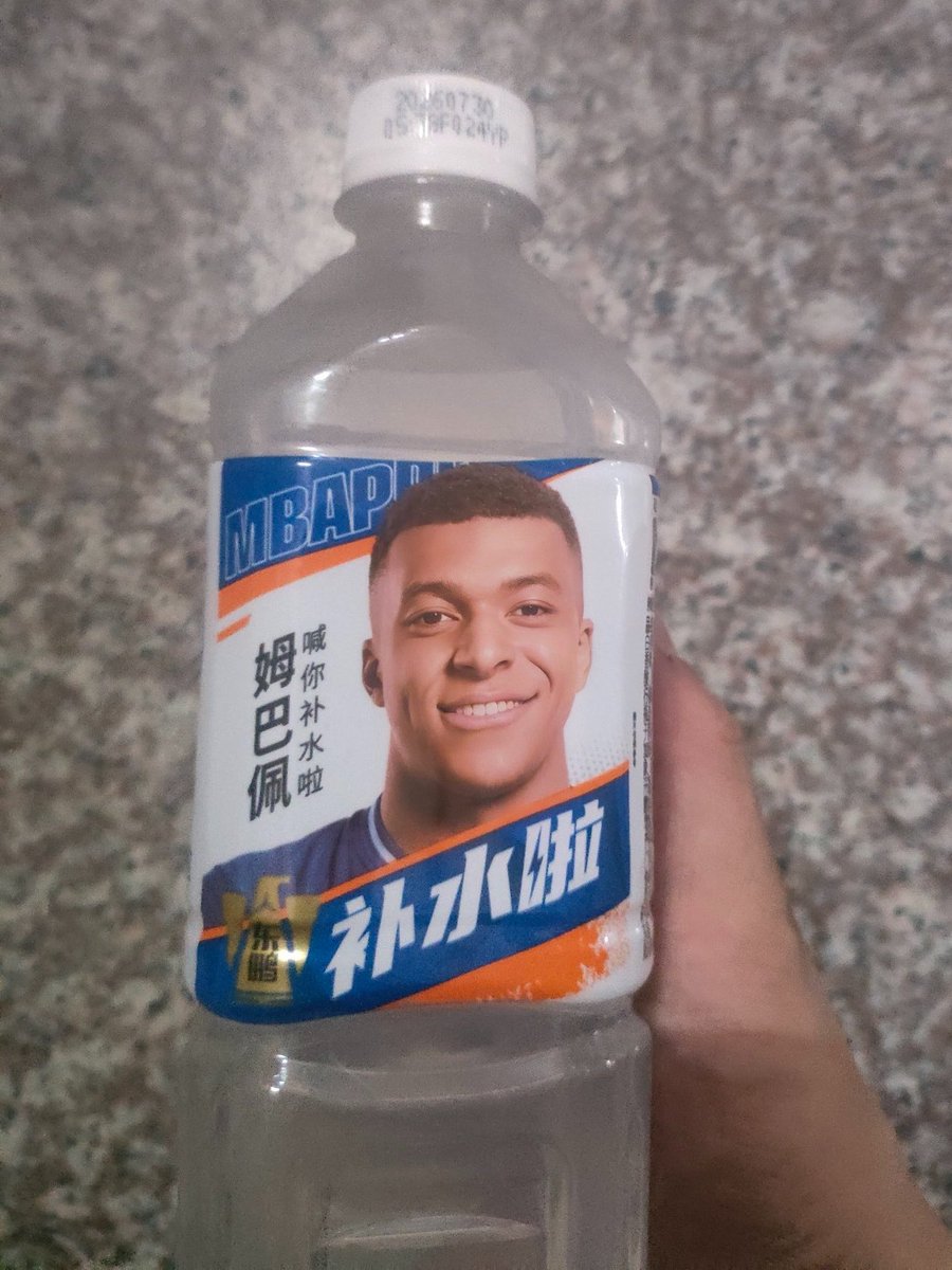 br4rs's tweet photo. 只是一瓶水而已。

但那個瞇著眼睛的人卻看到了別的東西。 https://t.co/ssV1W1yC4t