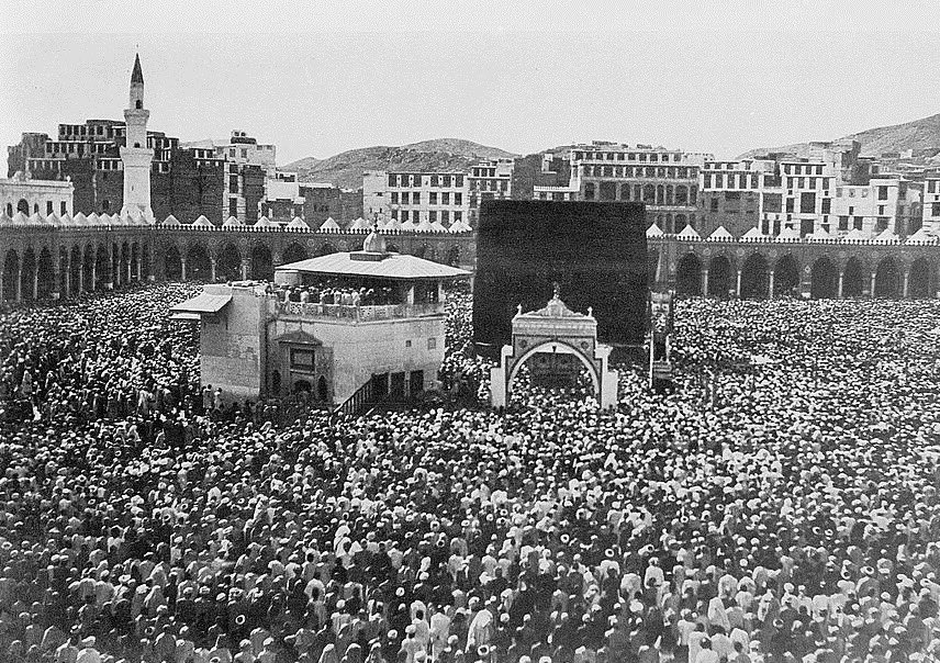 MV_7W's tweet photo. المفارقة التي تستحق أن تعرفها قبل أن تتحدث عن مكة والمدينة، أنه في عام 1926م، وقبل اكتشاف النفط، دعا #الملك_عبدالعزيز – رحمه الله – الدول الإسلامية وعلماء المسلمين للاجتماع في مكة، لمناقشة أوضاع الحرمين الشريفين والمساهمة في صيانتهما وترميمهما وإعادة بنائهما.

لكن الصدمة أن بعضهم رفض وتهرّب، بل إن بعض المقترحات ذهبت إلى أن تكون مكة والمدينة تحت وصاية بريطانيا!

تخيّل أن هذا كان مطروحًا، بينما كان رد الملك عبدالعزيز واضحًا: لن يكون الحرمان تحت وصاية أحد، والله سيعينني على تأمين الحج كما أعانني في السنوات الماضية.

وكل ذلك قبل النفط والثروات! ثم انظر إلى ما قدمته المملكة عبر العقود من توسعات للحرمين الشريفين، ورعاية لضيوف الرحمن، ومشاريع ضخمة لخدمة ملايين المسلمين.

«قبل أن تتفوه بمثل هذه المطالب، تعلّم التاريخ أولًا يا محدود الفكر؛ فالسعودية خدمت الحرمين قبل النفط، وواصلت خدمتهما بعد الثروة، وقدّمت للمسلمين ما تعجز عن تصوّره عقولكم المحدودة. المشكلة ليست في جهلك بالتاريخ، بل في جرأتك على مناقشة تاريخ لا تعرف عنه شيئًا. 🇸🇦»