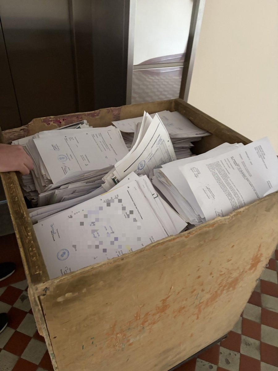 ftn_se_budi's tweet photo. Upravo su radnici ministarstva spoljnih poslova uspeli da spreče seckanje dokumentacije. https://t.co/8uWlWF5Vil