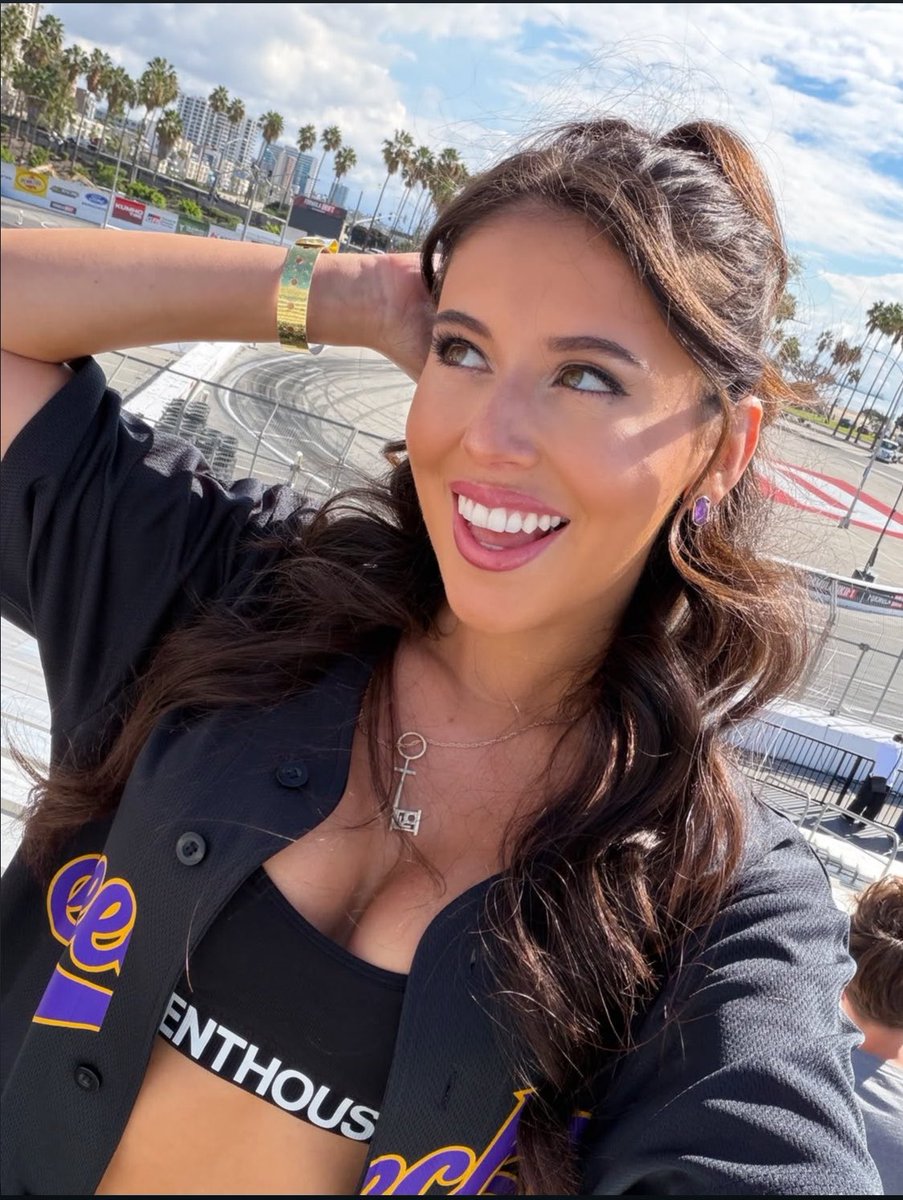 VioletSummi9t's tweet photo. Happy Weekend Lovers❤️💜 https://t.co/jieREBUZSE