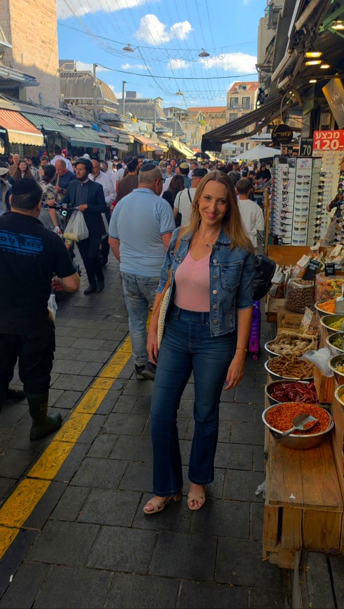 NogaCaspi's tweet photo. The heartbeat of #Jerusalem🇮🇱 on a Friday morning.

#ShabbatShalom from Machane Yehuda Market 🥖🌿🌸 https://t.co/5BXCL6g6pC