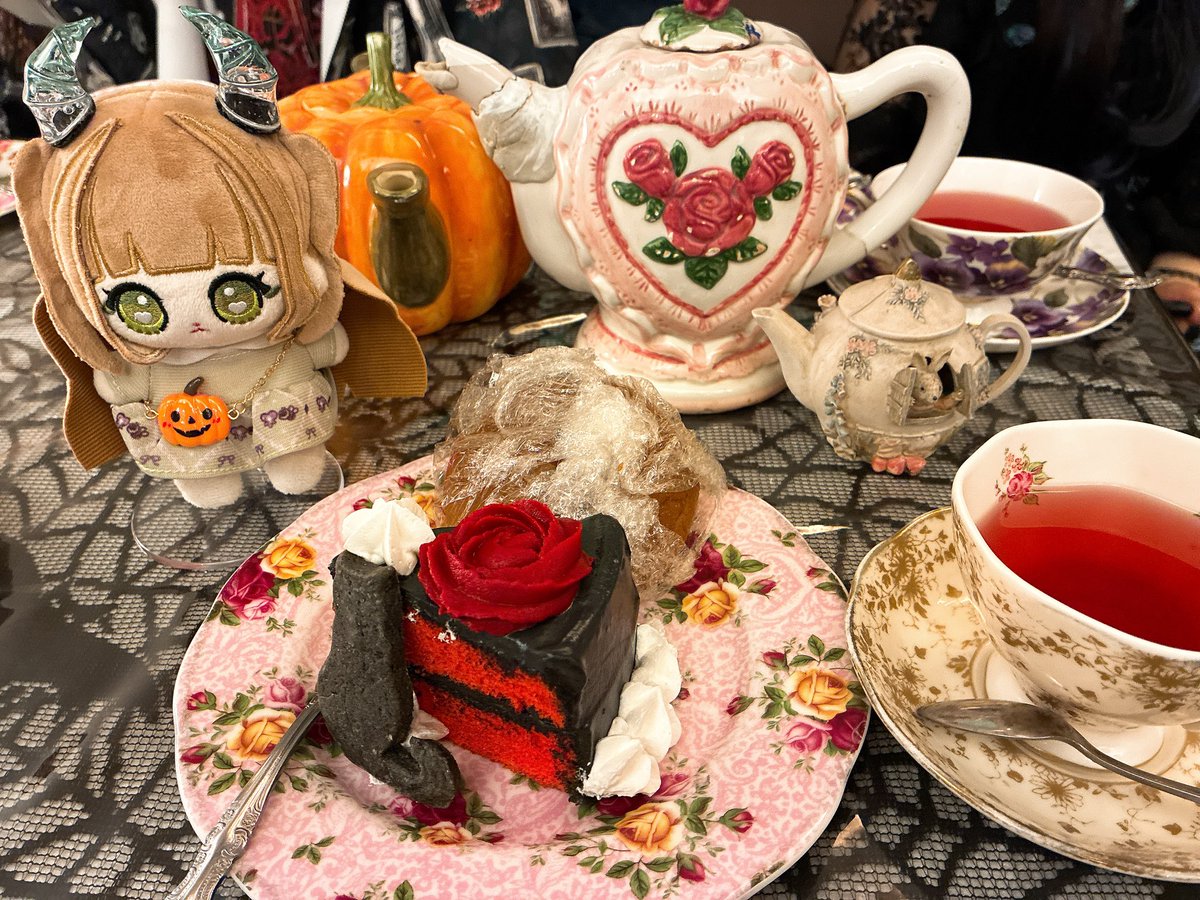mi_o_RR07's tweet photo. ロイプリさんのハロウィンお茶会🎃
大好きな翠ちゃんからベスドレ賞💜ありがとうございました😭💕

アイトさんが帽子（3枚目の写真）を描くのに4時間かかったと…！本当に繊細✨
コラボ服の裏話やデザイナーになるまでのお話なども聞けてとっても楽しかったです♡ https://t.co/L7mtUGuvsz