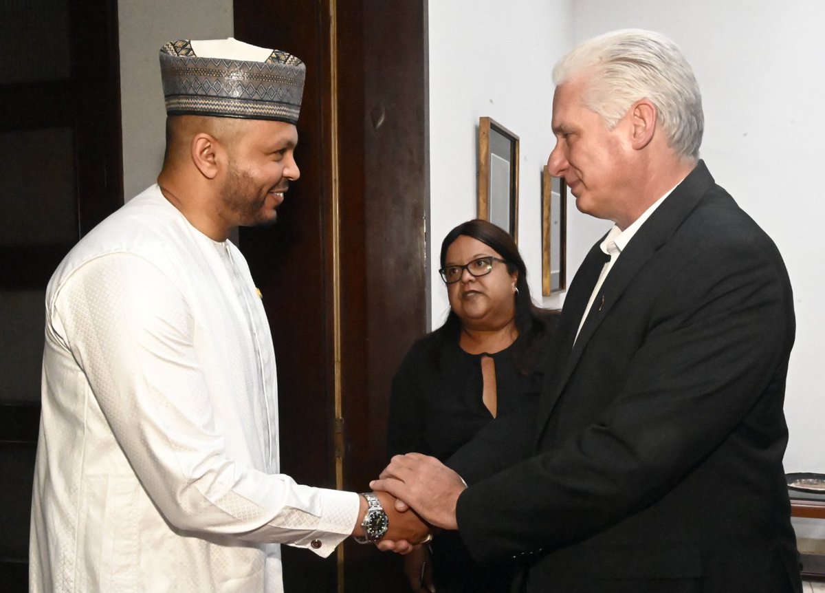 PresidenciaCuba's tweet photo. 🇨🇺| Recibe el Presidente @DiazCanelB al Secretario General de la Organización de Estados de África, Caribe y Pacífico, Moussa Batraki, quien realiza una visita oficial a #Cuba desde el pasado 28 de octubre.

🔗| Más detalles en el enlace:

https://t.co/a75pUhpcM6 https://t.co/rojtGD3aTy