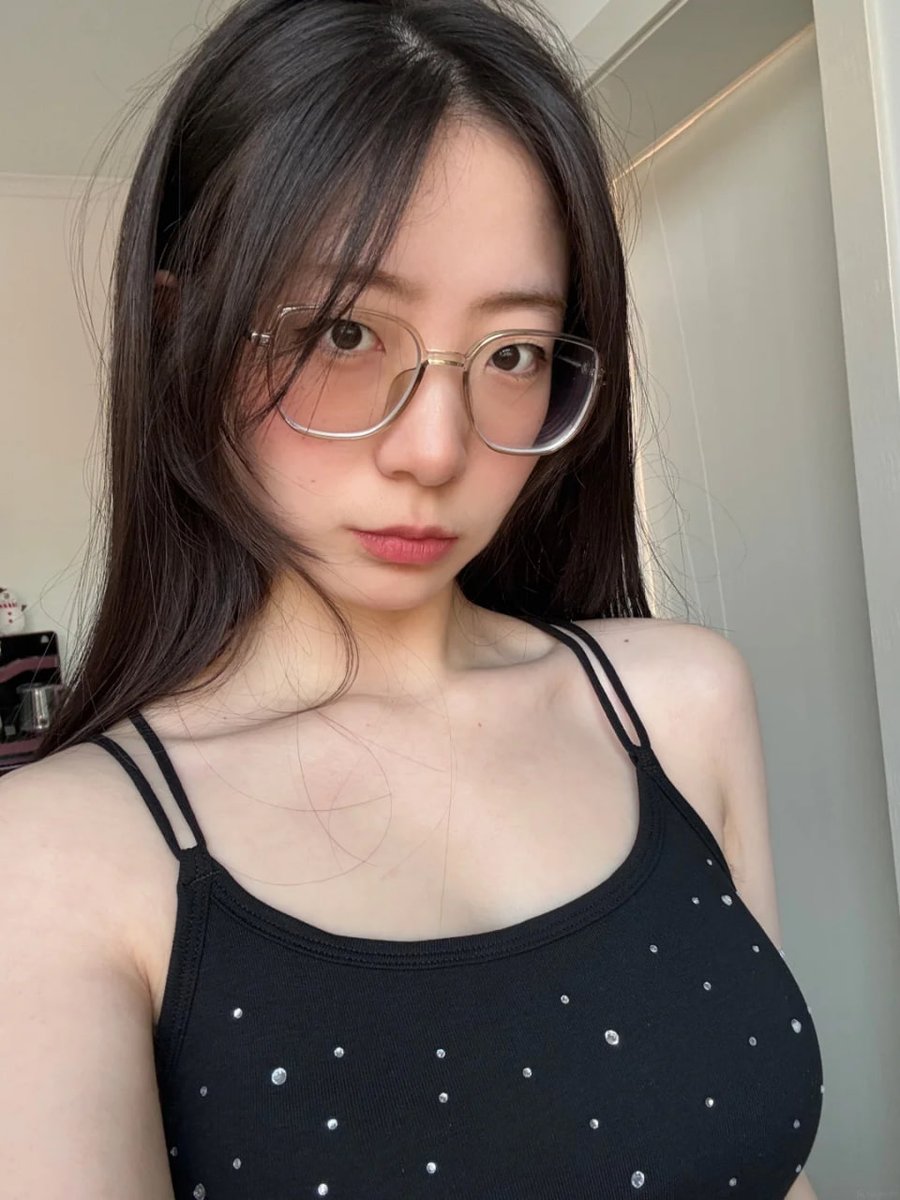 LuckilyMakitzr's tweet photo. 朋友說在交友軟體上
看到很像我的人
我說可以給我看一下嗎？
嗯 這個不是很像而已
阿這個就是我餒、、、

徵大叔做男友ing~  
來認識一下嗎？ https://t.co/zBINQOE7u6