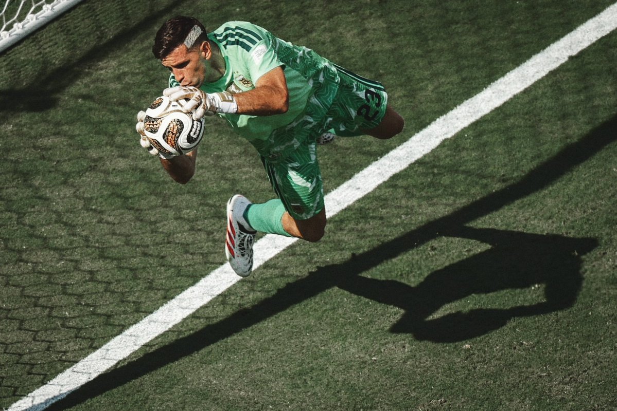 AlbicelesteTalk's tweet photo. 🚨 DIBU MARTÍNEZ on the World Cup final:

"I WAS COMPLETELY CONVINCED IT WAS MY DAY. You know that feeling when you just know the ball isn’t going in? I think they felt it too. One of the opposing goalkeepers even told me: ‘Good thing we won before penalties.’

"I could see my teammates were RUNNING ON EMPTY. THAT WAS MY MOMENT TO STEP UP.”

"I heard the Spain players saying: "We have to win it here, we can't go to penalties," when I walked to my goal, and I heard them say it. They scored right at the start of the second half of extra time, otherwise...

"That’s what I didn’t like about this World Cup compared to Qatar. Back then, we had six days between Croatia and France. This time, we had just THREE DAYS, including travel and a shortened training session.

"We were drinking mate and joking that maybe if the final had been played at 8 PM, we would have been better. JUST FIVE MORE HOURS TO TAKE A NAP!

"WE WERE COMPLETELY EXHAUSTED. ABSOLUTELY FINISHED.”@losedul