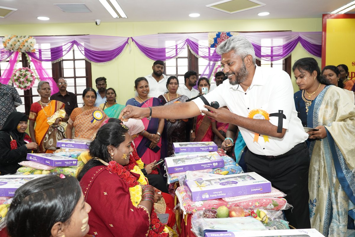 MarieWilson_TVK's tweet photo. இன்று (30.10.2026) ஆர்.கே. நகர் சட்டமன்றத் தொகுதிக்குட்பட்ட தண்டையார்பேட்டை, VPMA's கேப்டன் மகாலில், சமூகநலம் மற்றும் மகளிர் உரிமைத்துறை ஒருங்கிணைந்த குழந்தை வளர்ச்சி பணிகள் திட்டம் சார்பில் நடைபெற்ற சமுதாய வளைகாப்பு விழாவில் பங்கேற்று, கர்ப்பிணித் தாய்மார்களுக்குச் சீர்வரிசைப் பொருட்கள் மற்றும் ஊட்டச்சத்துப் பெட்டகங்களை வழங்கி வாழ்த்துகளைத் தெரிவித்துக் கொண்டேன்.   

இந்நிகழ்ச்சியில் மாவட்ட ஆட்சியர் திருமதி. எஸ். மாலதி ஹெலன், இ.ஆ.ப. அவர்கள் மற்றும் மாவட்ட வருவாய் அலுவலர், கலெக்டர் உள்ளிட்ட அதிகாரிகள் உடனிருந்தனர். தாய்மார்களின் ஆரோக்கியத்தையும், குழந்தைகளின் நல்வாழ்வையும் பேணிக்காப்பதில் மாண்புமிகு தமிழ்நாடு முதலமைச்சர் திரு. ச. ஜோசப் விஜய் அவர்களின் தலைமையிலான அரசு எப்போதுமே சிறப்பான திட்டங்களைச் செயல்படுத்தி வருகிறது.   

#DrNMariaWilson #RKNagar #Valaikappu #WomenWelfare #TamilNaduGovt #TVKVijay
