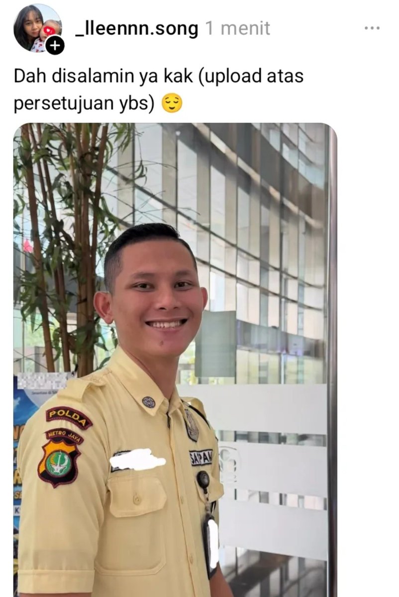 xyshulu's tweet photo. Dikira intel make jaket ojol, padahal satpam BCA😭🤣

Untung ga kenapa2 lu bang https://t.co/TpFsIQFawX