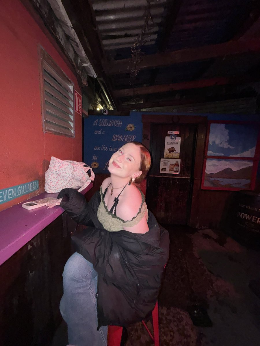 _soapybubblez's tweet photo. looking for a #paypig again you guys I am a #broke #collegestudent on #teachingplacement #couchsurfing but I’m so gorgeous. Wow #andirish and so #humble #andgettingbetter no losers i can smell them from far away. X https://t.co/6il8eumFRG