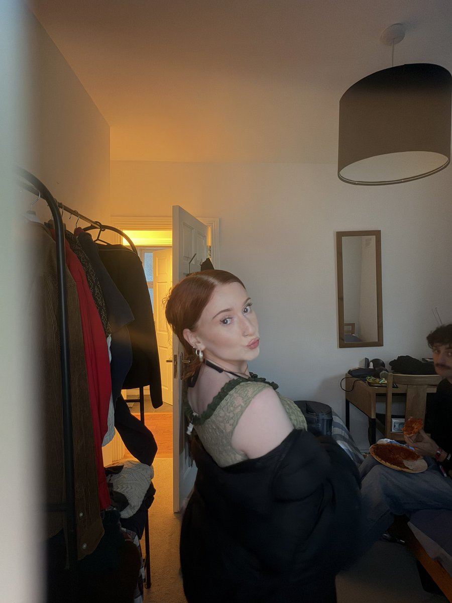 _soapybubblez's tweet photo. looking for a #paypig again you guys I am a #broke #collegestudent on #teachingplacement #couchsurfing but I’m so gorgeous. Wow #andirish and so #humble #andgettingbetter no losers i can smell them from far away. X https://t.co/6il8eumFRG