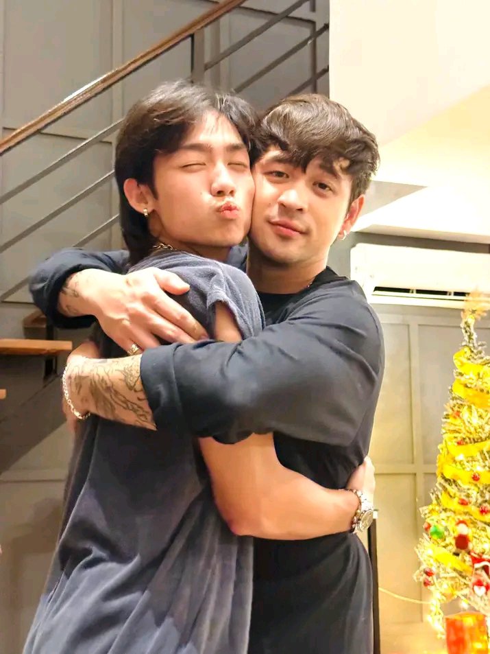 jaiixe01's tweet photo. jeo is a family oriented guy, kaya sobrang gentle nya sa mga taong nakapaligid sa kanya. napaka pure ng heart nya, kaya sana wag ninyo bigyan ng malisya.

FRIendly LANG SI JEO 
#JeoOng https://t.co/drC0lzdbOp