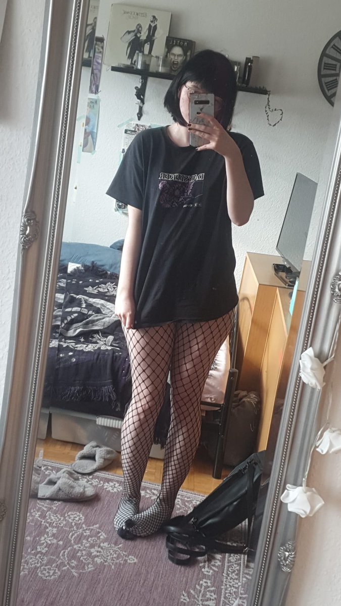elisagothigirli's tweet photo. 🖤 new here, so hi ♡
22 • tall • student
goth &amp; hardcore depressive 🕷️
100% switch
bass player 🎸
music, creepy stuff &amp; alternative fashion
love playing with my feet
DE &amp; EN
dms open ♡
new NSFW Twitter — looking for mutuals &amp; fellow weirdos 🖤
#nsfwtwt #nsfw #newhere https://t.co/xoXWLYnSoJ