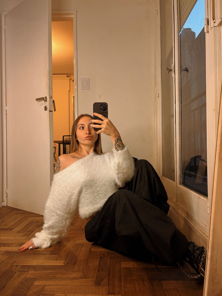 itsyreve's tweet photo. Do you think I'm cute? 🥰 https://t.co/SirICQmBqA