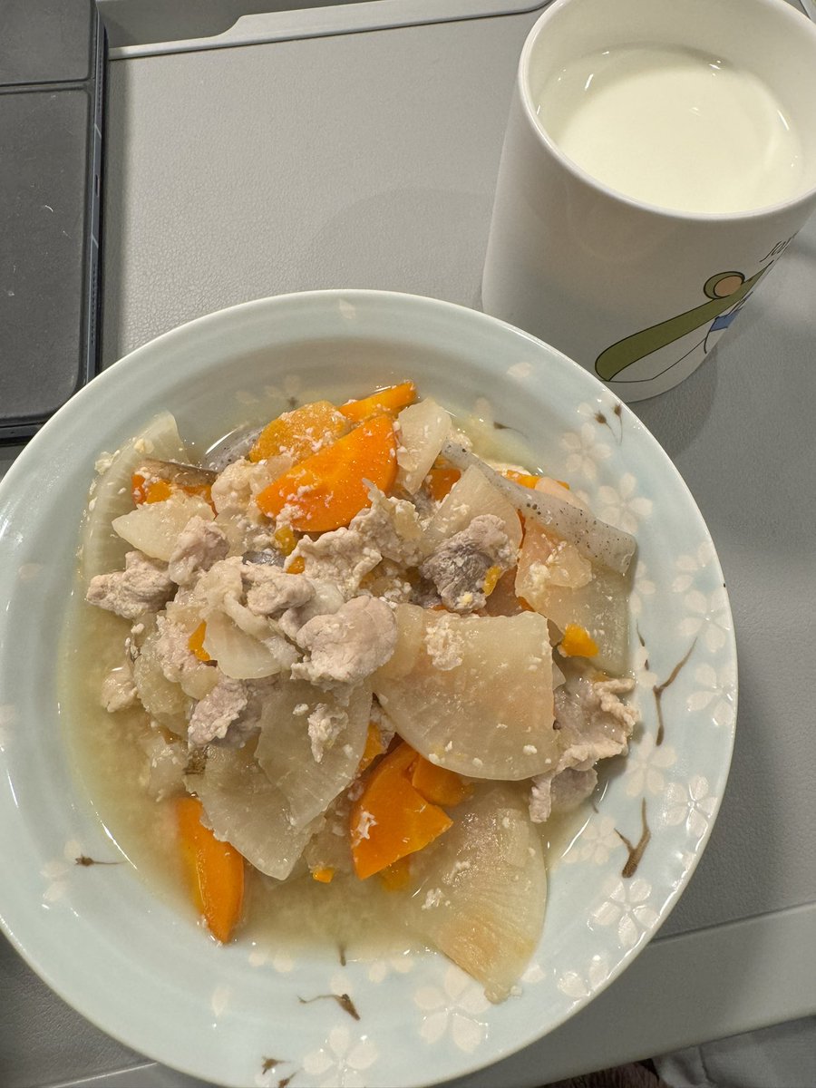 Anzu11Chiru19's tweet photo. 晩ご飯は父の作った粕汁✨ https://t.co/iCqLRdIHaZ
