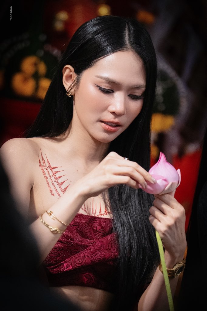 rushhour39's tweet photo. ผู้หญิงสวยที่ตั้งใจพับดอกบัวนี่ 🫠

SIAM CENTER X KHOMKHLANG
#SiamCenterxPuinoonBint
#bintsireethorn https://t.co/7EjgnozwKk