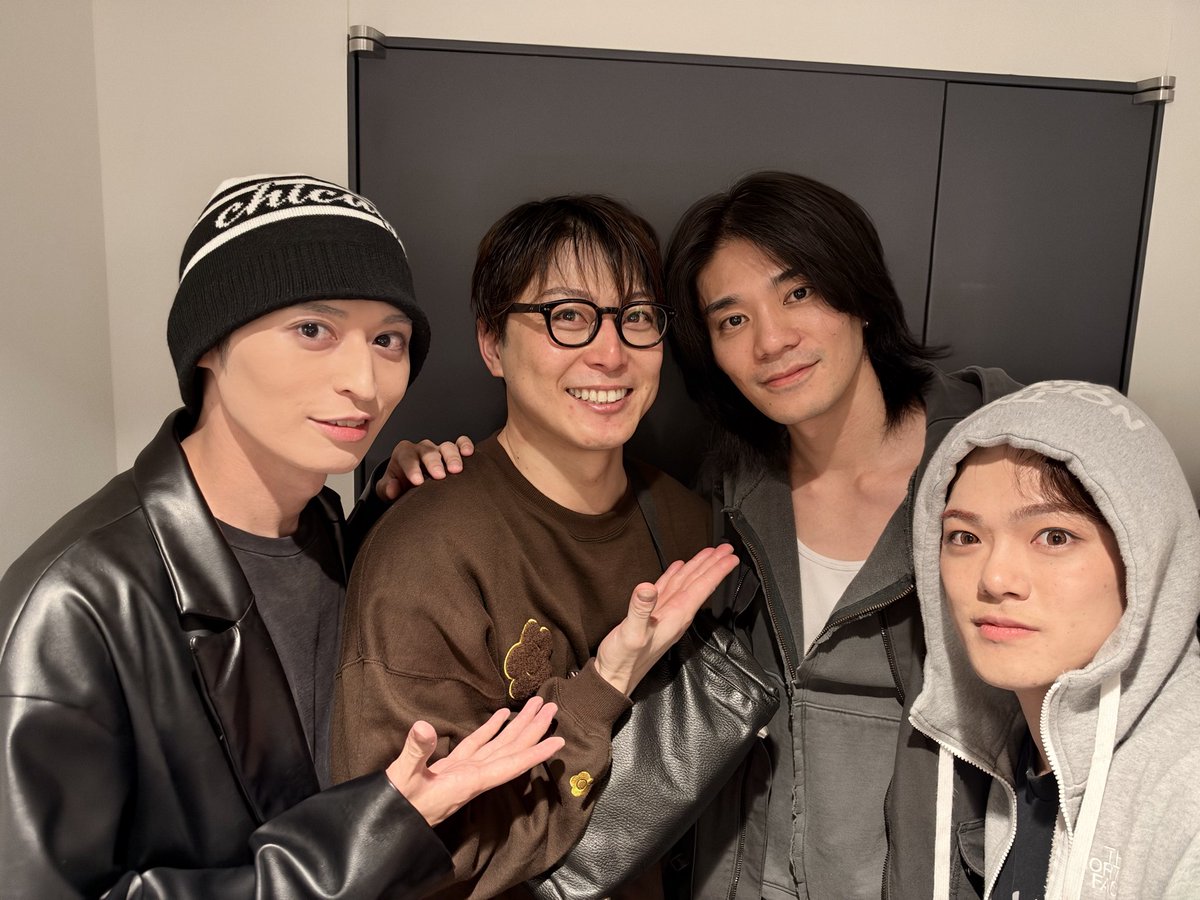 ROLW___'s tweet photo. 10th Anniversary
ミュージカル「ヘタリア〜World☆Starts～」
東京初日・祝

10年積み上げてきたものが見れた、初演を思い出す、そんな公演でした❄️感想はまたどこかで

11/29のBillboard Liveにも出演してくれる、りょうきと学と。上田悠介を添えて🍺 https://t.co/SvARjZ9Efk