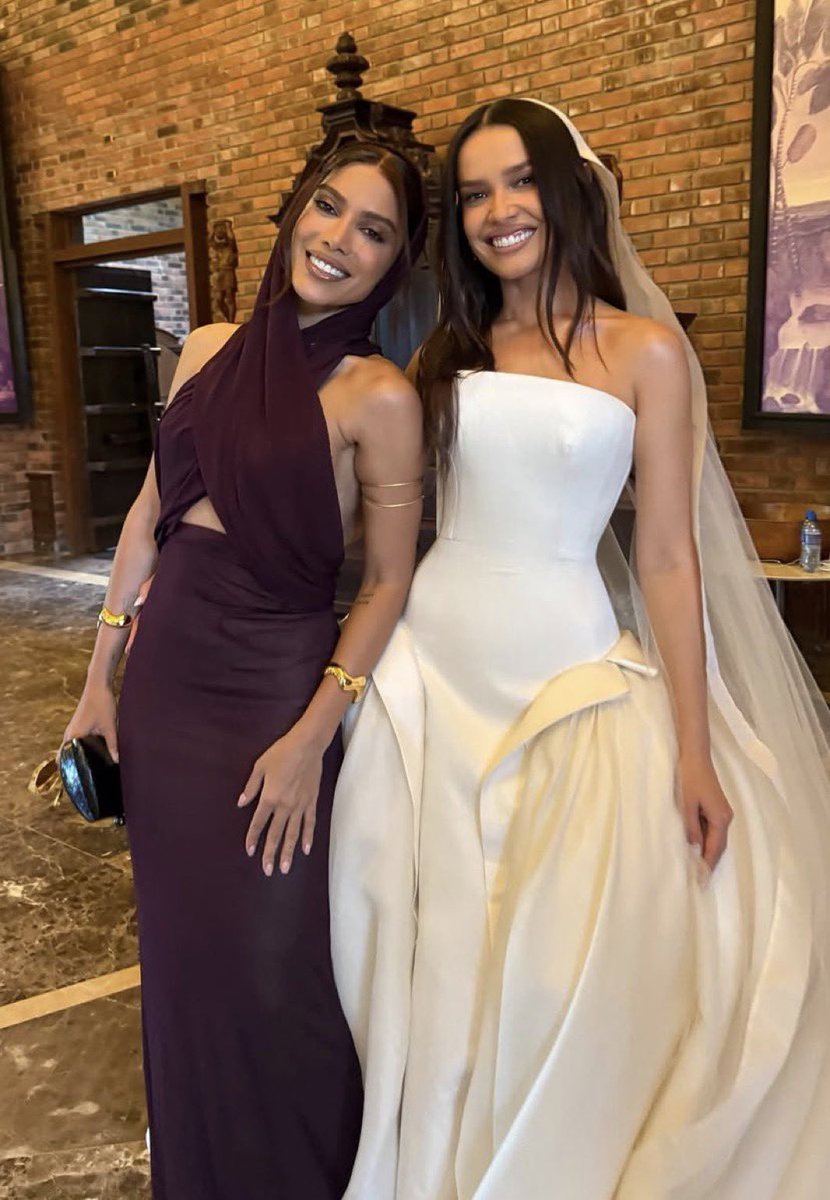 agossipwire's tweet photo. 🚨 FAMOSOS: Juliette e Anitta surgem lindíssimas em nova foto durante a celebração do casamento de Juliette. https://t.co/BnuB7yafW7