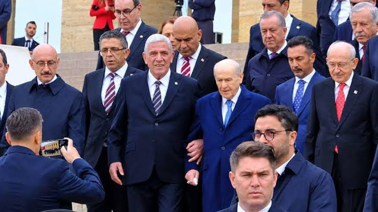Berke208's tweet photo. - Tuncer Bakırhan ile muhabbet etti
- Sırrı'ya başsağlığı diledi
- Anayasanın ilk 4 maddesinin değiştirilmesini savunan, İstanbul Barosu seçimlerini kaybeden İbrahim Kaboğlu'nun yanında yer aldı
- apo pichine kurucu önder diyen, meclise davet eden Bahçeli'nin koluna girdi. https://t.co/c03YpU4VGh