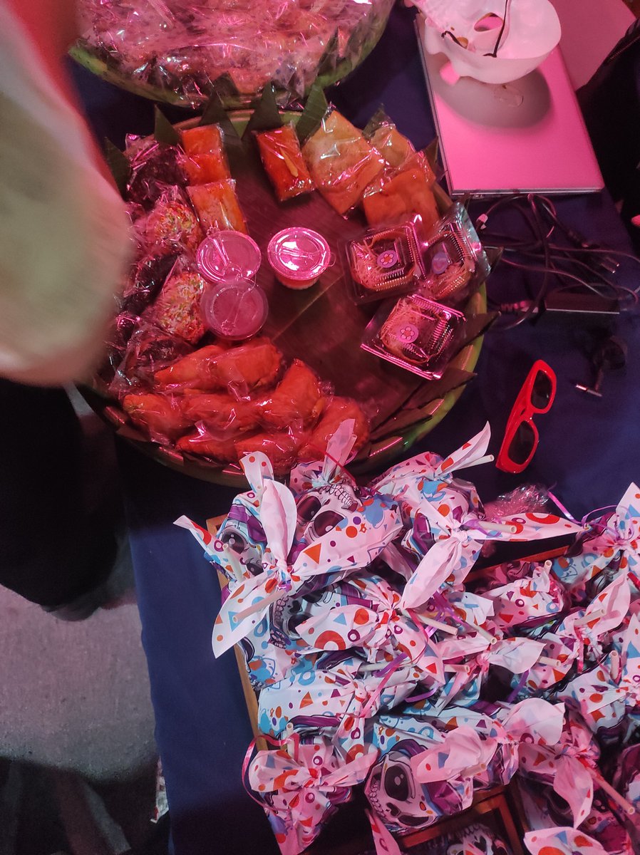celestialbrown_'s tweet photo. Judule halloween party tapi isine jajan pasar https://t.co/tpnEa9P9lt