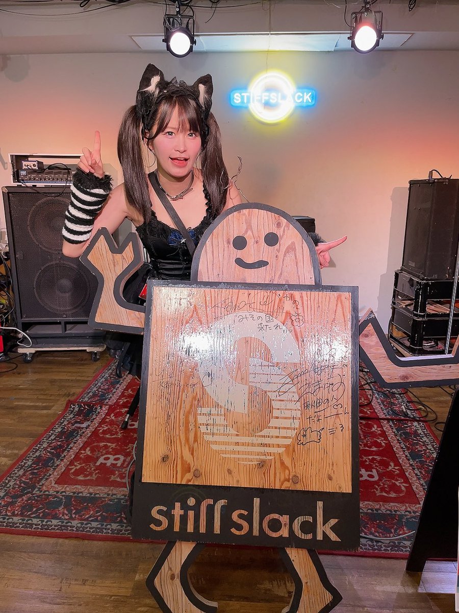 emma_nyasu's tweet photo. "DO!GAZER!!24 supported.TSPS Records"
📍stiff slackさま

ありがとうございました‼️
同じポーズしたにゃ‼️

楽しすぎたね、めっちゃ喋ったな…⁉️

DO!GAZER!!って土下座らしい笑笑笑笑
次はううのさんに土下座の仕方を学びます https://t.co/AfFZnknqkV