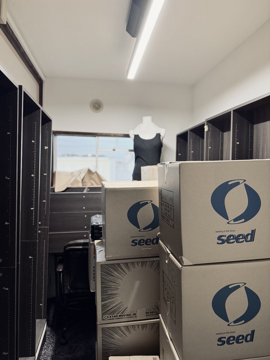 am04t's tweet photo. 書斎荷解き憂鬱すぎる https://t.co/DCEvnvo549