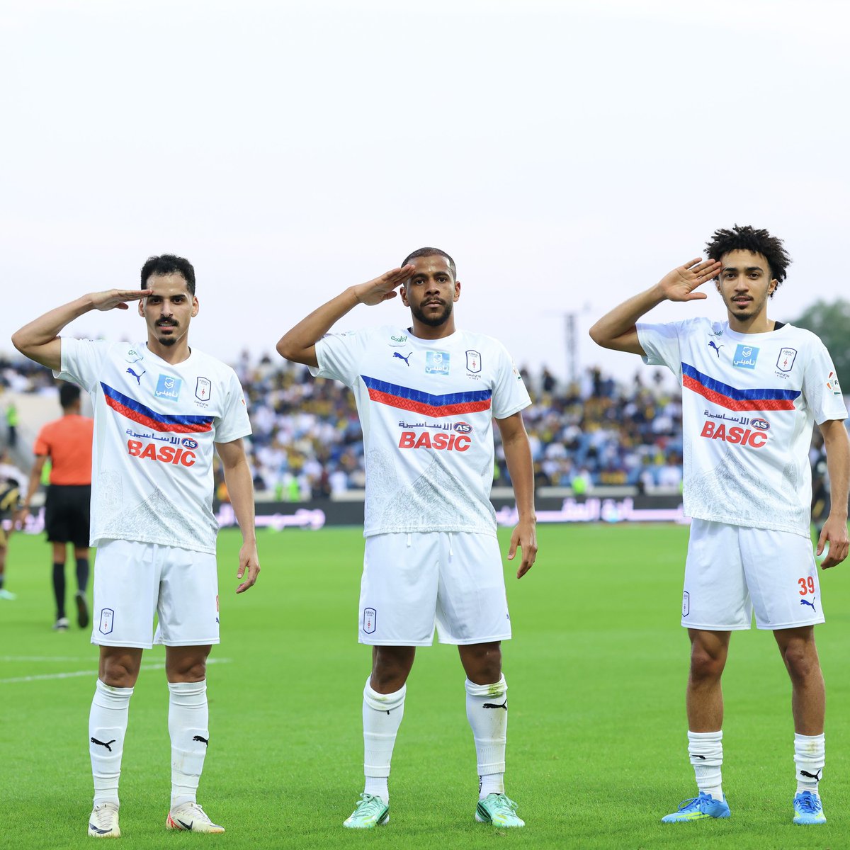MnbrABHAFC's tweet photo. بأربعة أجانب وإقالة مدرب تبقى صغير يا اتحادي 😎

#ابها_الاتحاد https://t.co/spvrU8hZA9