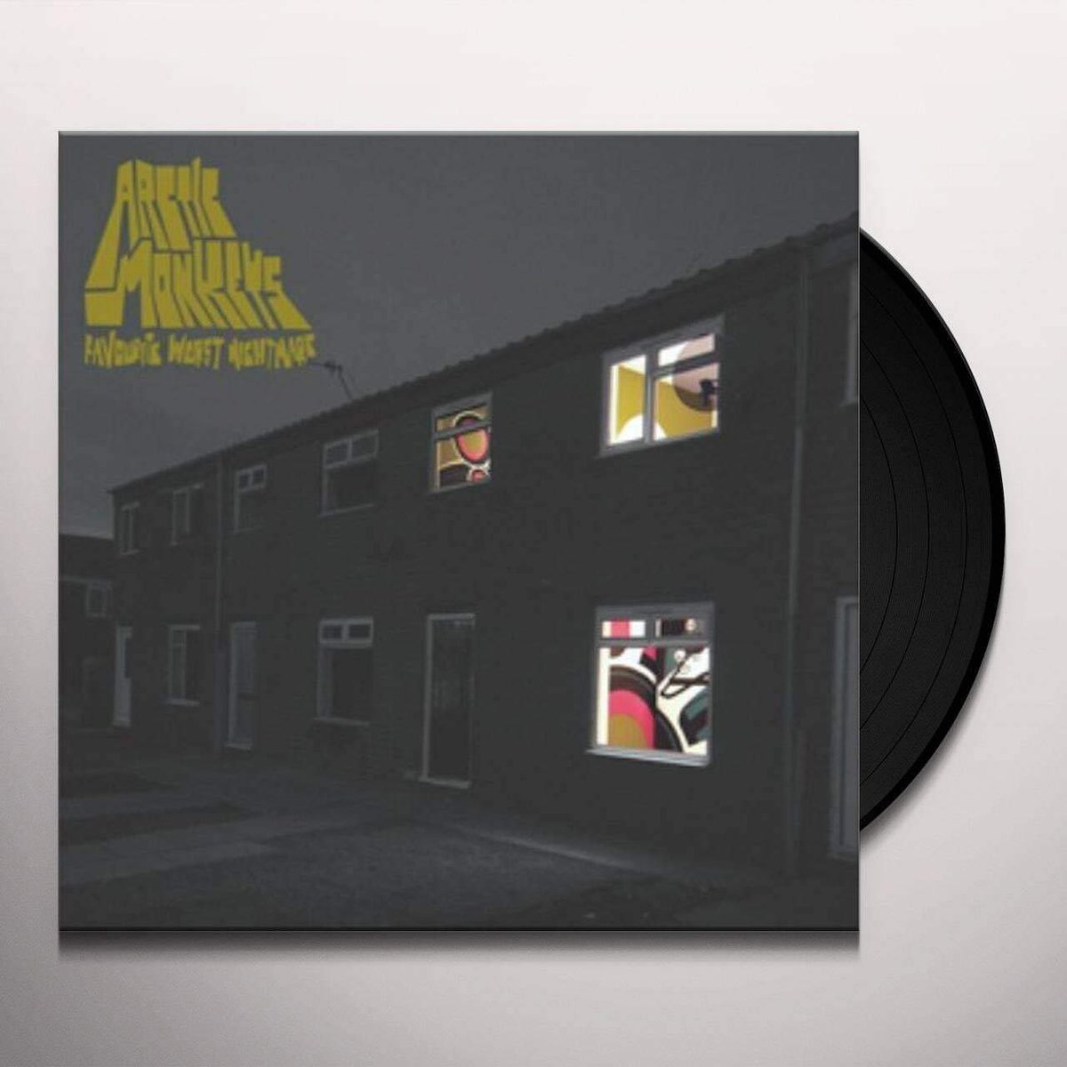 GroovePick's tweet photo. Le #GroovePick : Rock Alternatif / Post-Punk Revival 🔍

Une section rythmique lancée à deux cents à l'heure, des riffs de guitare tranchants comme des scalpels et l'insolence lyrical d'Alex Turner au sommet de sa verve. En 2007, les @ArcticMonkeys balançaient une suite explosive à leur premier coup d'éclat historique avec le redoutable Favourite Worst Nightmare.

Poser cette galette éditée par Domino Records sur sa platine offre une véritable décharge d'énergie organique. Le mixage d'orfèvre signé Alan Moulder prend ici tout son relief. 

Là où la compression numérique froide du streaming tasse les fréquences médiums et sature les cymbales sur "Brianstorm", le pressage vinyle laisse respirer la batterie frénétique et redonne un mordant physique incroyable aux distorsions. 

Un classique moderne indispensable pour faire vrombir vos haut-parleurs. La suite 👇