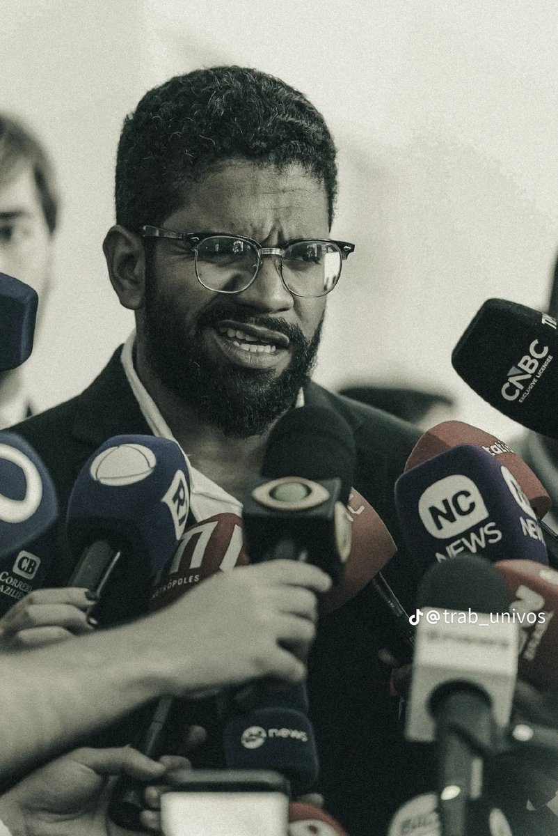 Davidzera47's tweet photo. Quero Jones Manoel na presidência porque ele apoia a educação crítica, gratuita e acessível, a tarifa zero universal para os ônibus e a briga contra a austeridade fiscal. E você? Qual é o seu candidato para 2030? Por quê?

#Jones2030 #JonesManoel2030 🇧🇷🔥 https://t.co/gjS6bczyrM