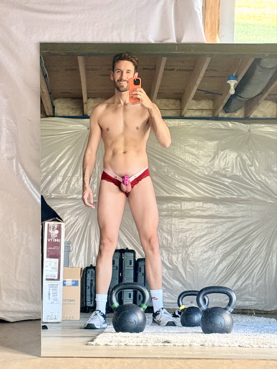 LewKeyLocked's tweet photo. A cheeky Friday workout 🏋🏼 
@ChastitypigRTS @GayChastity_RTs @rugbyunion8 
#locktober #teamlocked #gayworkout #lockedworkout #gaychastity #lockedgay #gaylocked https://t.co/USV55ZiNDL