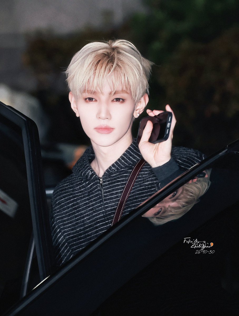 cuhaote's tweet photo. the pink contact lenses wow he looks like vampire… vampire neul😛 https://t.co/mBnmbE1CYi
