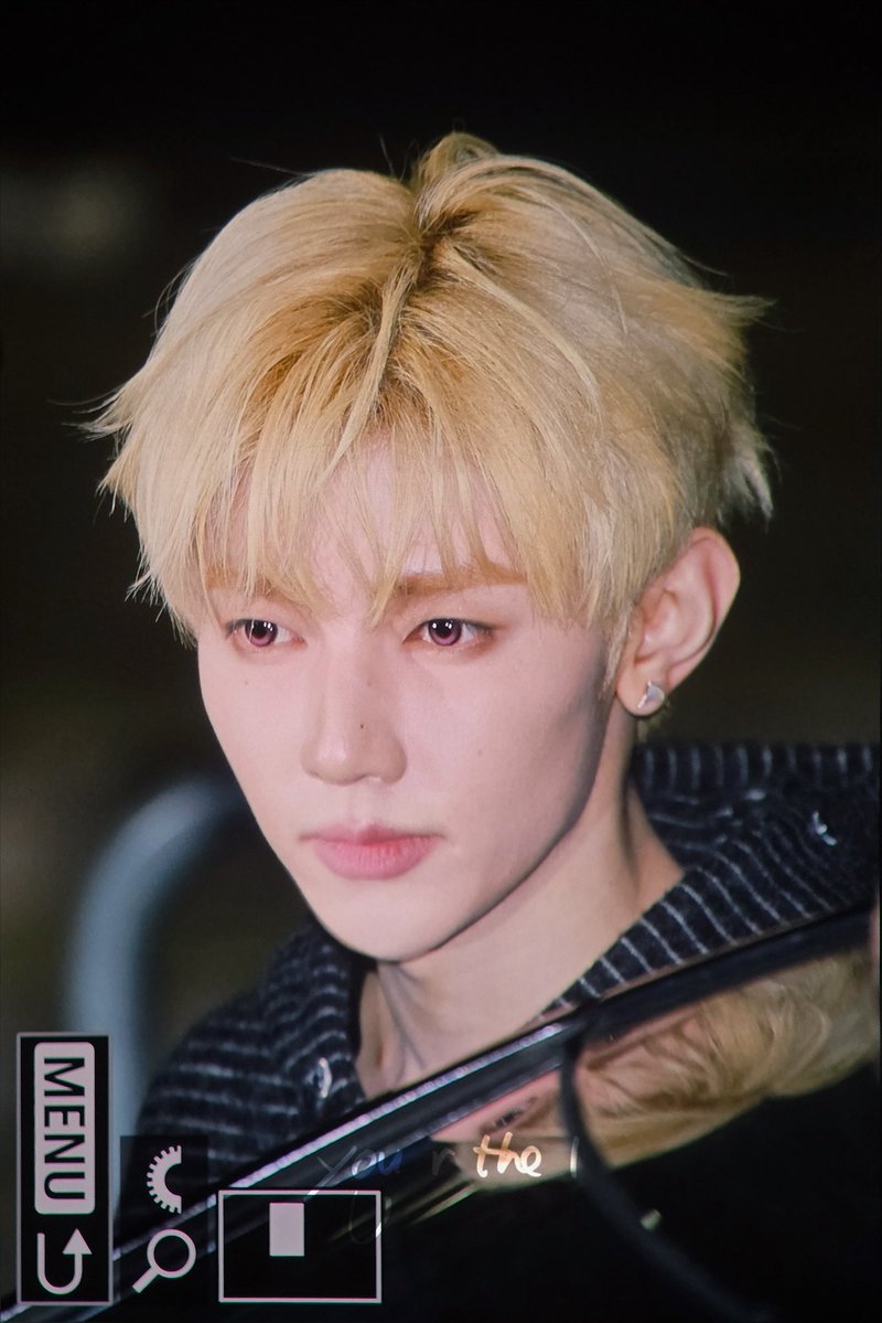 cuhaote's tweet photo. the pink contact lenses wow he looks like vampire… vampire neul😛 https://t.co/mBnmbE1CYi